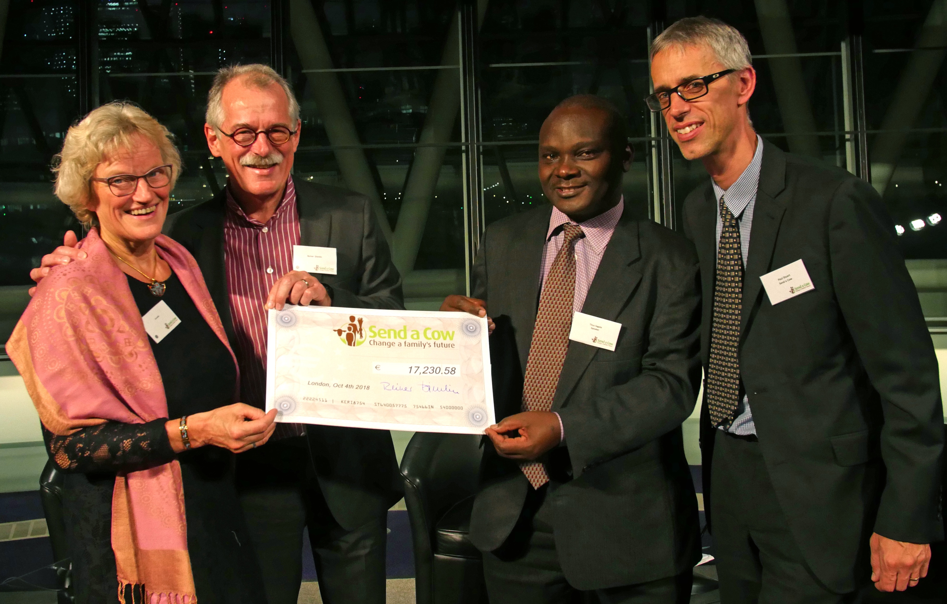 P1090732 Spendenscheck 2018 09 Cornelia Reiner Titus Paul red